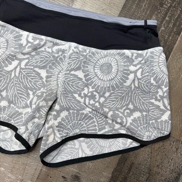 Lululemon Run Ultra Short ll Beachy Floral White Fossil/Black size 4 - Picture 4 of 14
